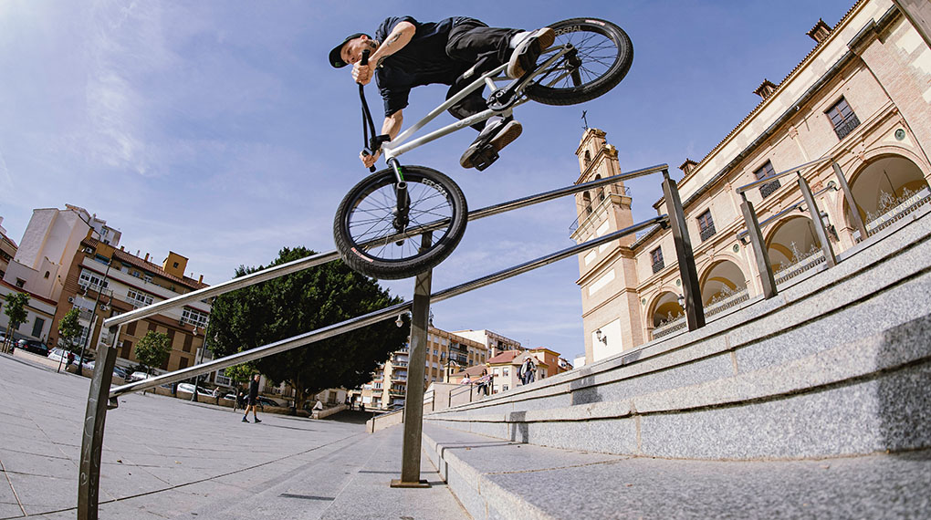 Er kann es immer noch!​ Dan Lacey beweist mit seinem neuen "De Nada"-Video für Monster Energy, dass er noch lange nicht zum alten Eisen gehört.