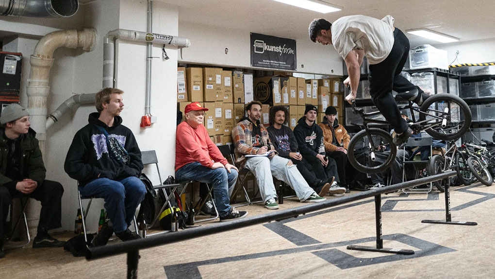 Daniel Fuhrmann aka Fuhre vom kunstform BMX Shop hat seinen 40. Geburtstag ganz stillecht in den Räumlichkeiten des Stuttgarter Crossradladens gefeiert.