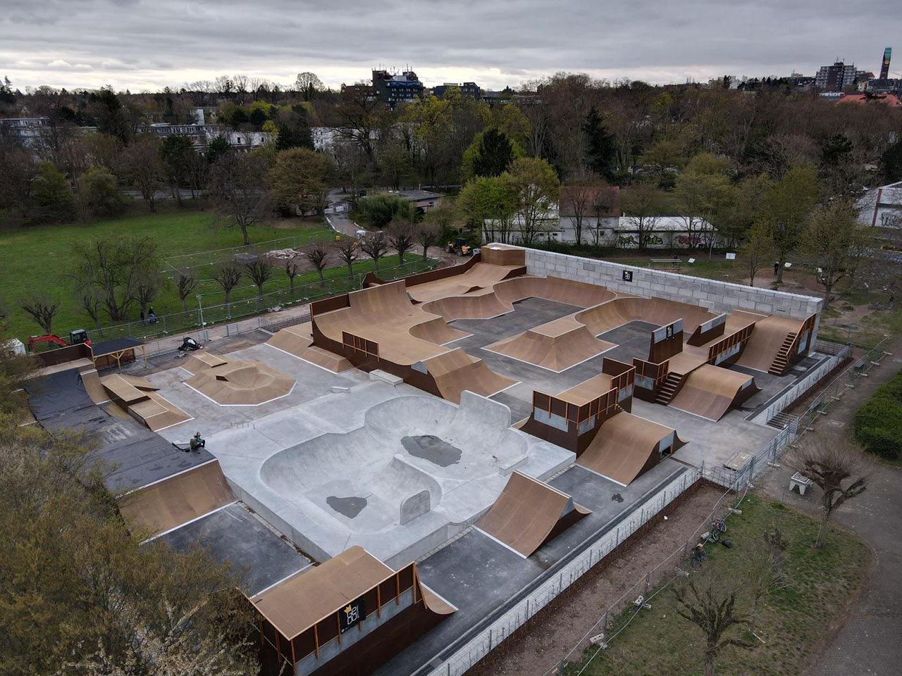 SAVE THE DATE! Die Deutsche Meisterschaft 2024 in BMX Park und Flatland steigt vom 16. bis 18. August im Bikepark Darmstadt.