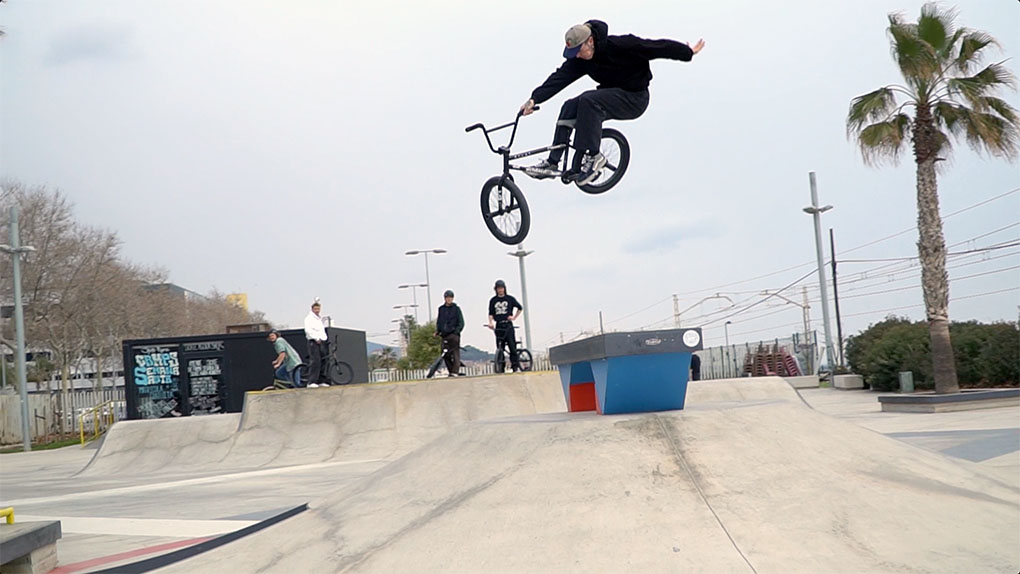 Für Folge 5 von HEAVY BIKING CLUB haben sich Felix Prangenberg und Co die Skate Agora in Badalona (Spanien) vorgeknöpft. Checkt das Video von ihrer Session!