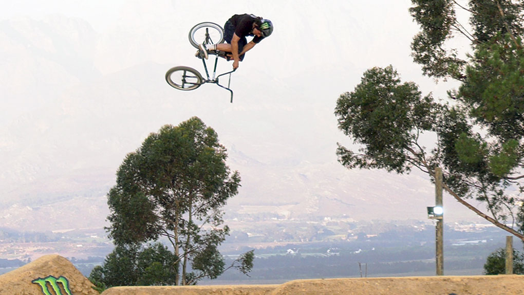 Als Warmup für Ultimate X in Kapstadt (Südafrika) haben sich Kevin Peraza und Konsorten die Trails des Hellsend Dirt Compounds vorgeknöpft.