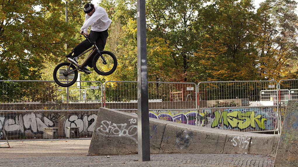 Beim Easter Online BMX Jam 2024 gibt es 10 Einkaufsgutscheine über 50 EUR vom kunstform BMX Shop zu gewinnen und die besten Clips werden bei uns gefeaturet.