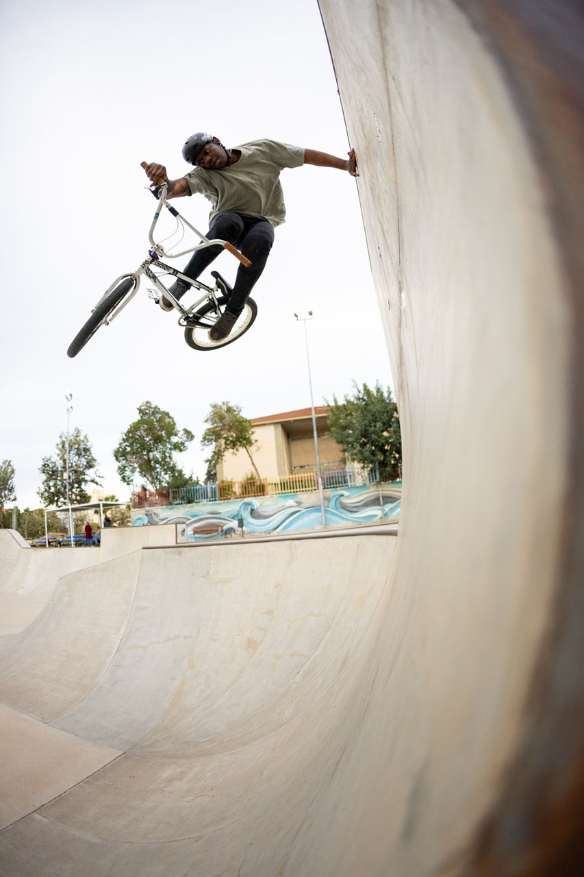 Leon mit einem Handplant am Vertwall. Wer erinnert sich an den geisteskranken Clip, den Matt Roe da mal vor vielen Jahren gefilmt hat?