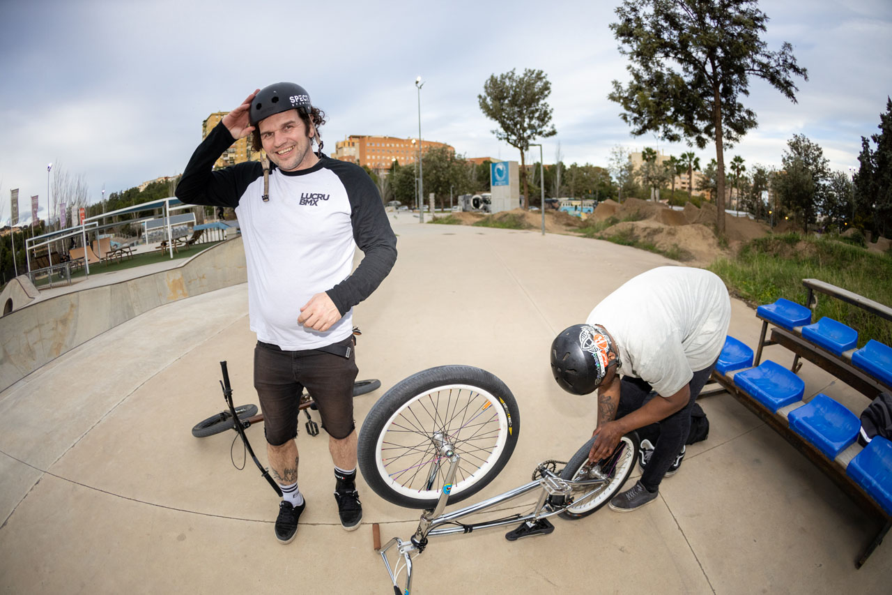 Neben allerlei Beton gibt es im Málaga Skatepark auch Dreckhügel, wie man im Hintergrund sehen kann