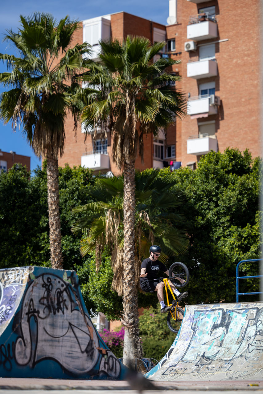 Patrick Siemen, Nohanded Fakie im Skatepark Portada Alta. In diesem Park ist übrigens das Cover von unserer Ausgabe 118 enstanden. UND, Ruben Alcantara ist da mal einen geisteskranken Transfer gesprungen, einmal kreuz und quer über alle Rampen hinweg. Checkt dafür seinen Macneil-Videopart von 2004 bei etwa Minute 4:25