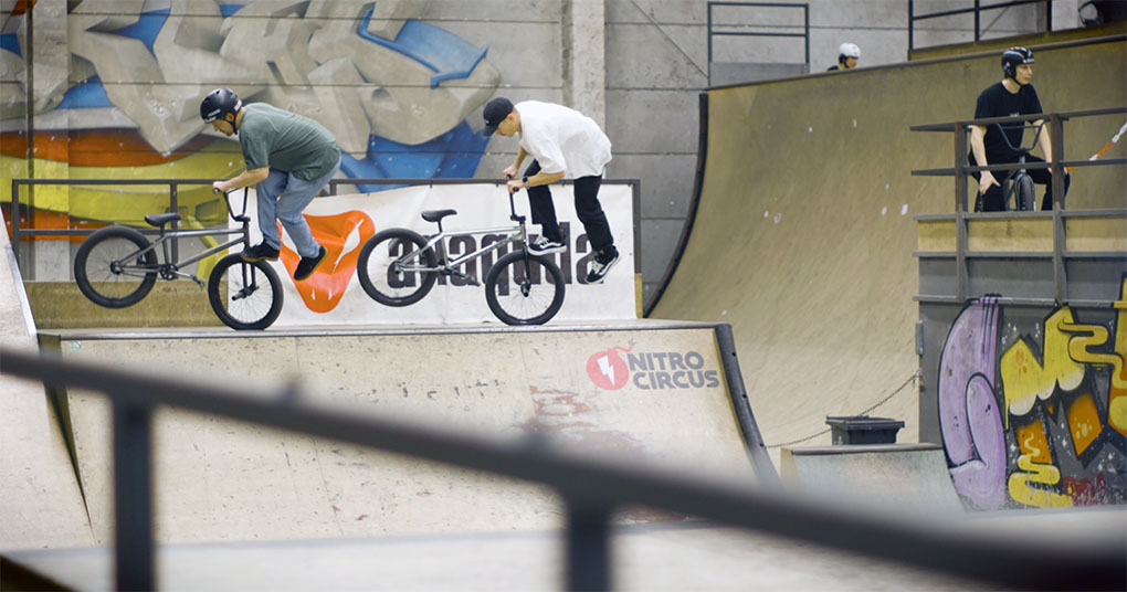 Bei den BMX-Nighsessions im I-Punkt Skateland geht es gut ab. Jan Dickopp hat einige Highlights des Winters 2023/24 für die Nachwelt festgehalten.
