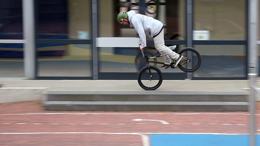 Die Videos Domenik Brüggemann haben alle dasselbe Ziel: die Szene in seiner Gegend zu pushen. Das ist natürlich auch bei "Just some DEEW" der Fall!