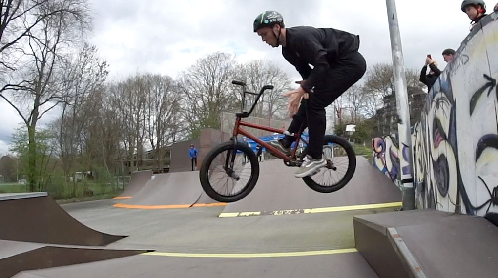 Nikolaj Weber war bei seinem Homie Arne Knattert in Bremen zu Besuch, um einige der vielen tollen Skateparks zu fahren, die die Hansestadt zu bieten hat.