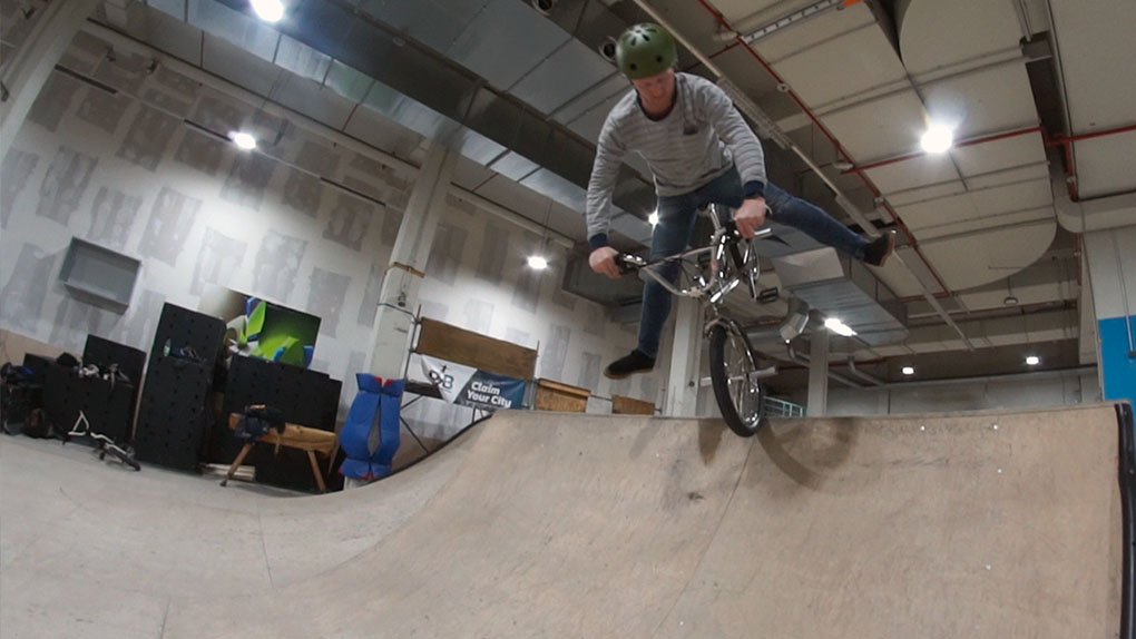 Die Bremer BMX-Garde wagt sich trotz ihres Altersruchschnitt von 36 Jahren in der Sportgarten Skatehalle P5 aus der Komfortzone. Chapeau, die Herren!