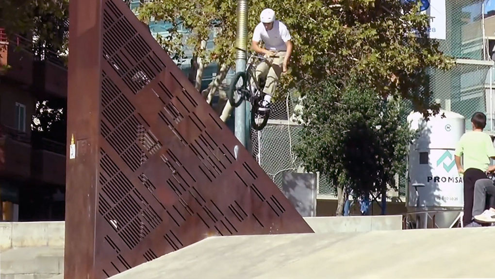 Sasha Cambon ist erst 14, macht aber schon Flipwhips in freier Wildbahn. Hier entlang für den ersten Streetedit des Sohns der BMX-Legende Nicolas Cambon.