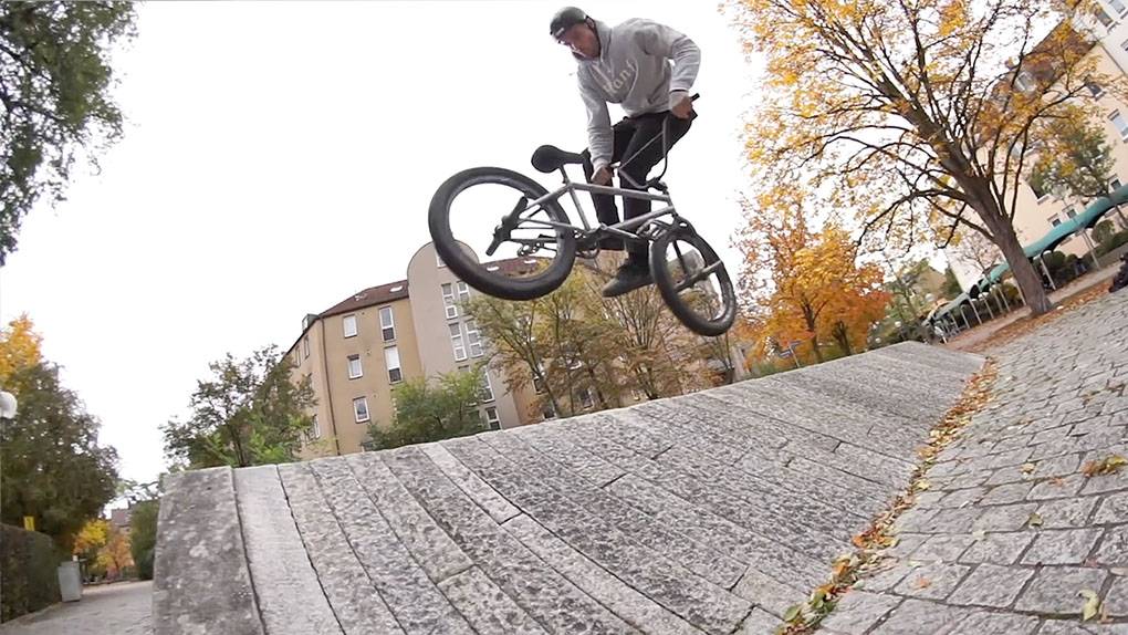 Stephan Götz lebt nach dem Motto "Ride everything!" und macht da selbst vor Handrails auf Autobahnen oder seinem Weedstash keine Ausnahme.