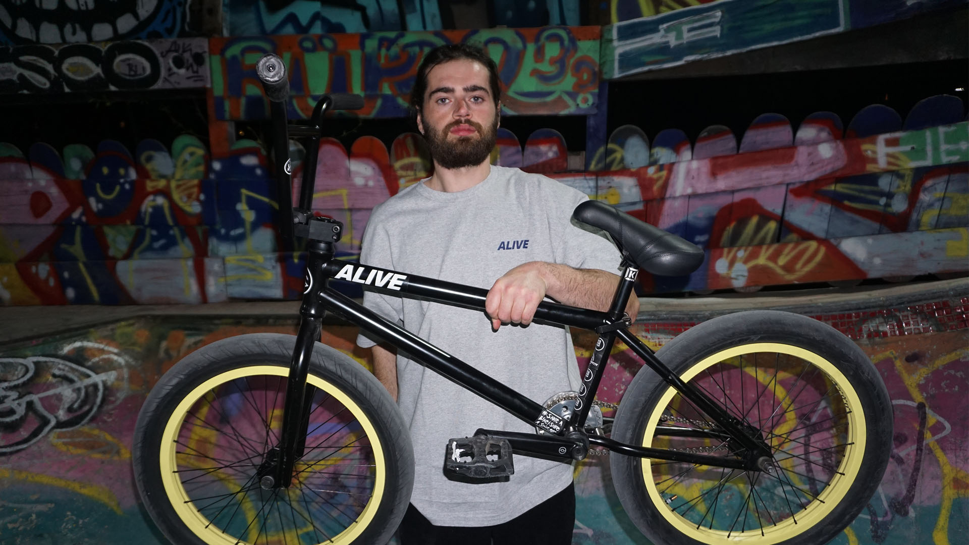 Tom Röhr ist ab sofort über Traffic Distro für Alive Industry unterwegs. Für diesen Bikecheck haben wir seinen neuen Hobel genauer unter die Lupe genommen.