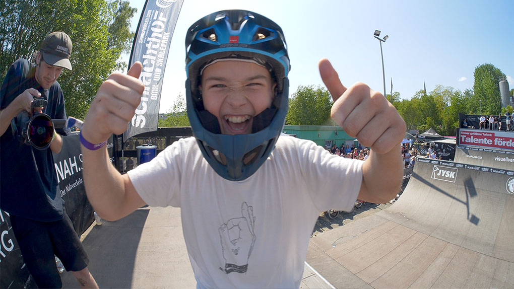 Team GB und einige Zwölfjährige haben auf dem Butcher Jam 2024 im Schlachthof BMX- und Skatepark Flensburg komplett die Minirampe auseinandergenommen.
