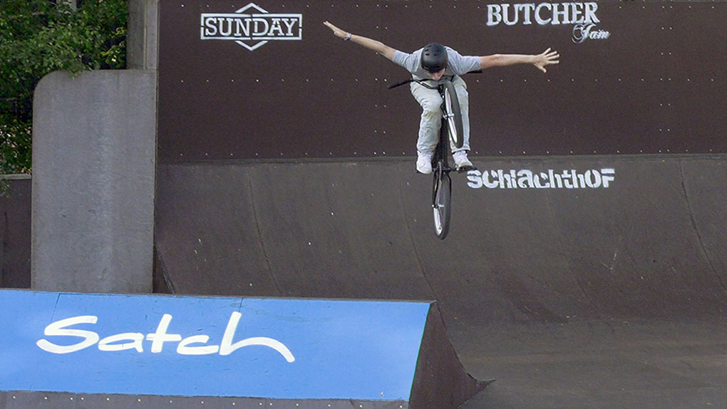 Während der BMX Park Finals auf dem Butcher Jam 2024 im Schlachthof Flensburg war einmal mehr kompletter Abriss angesagt. Hier entlang für die Banger!