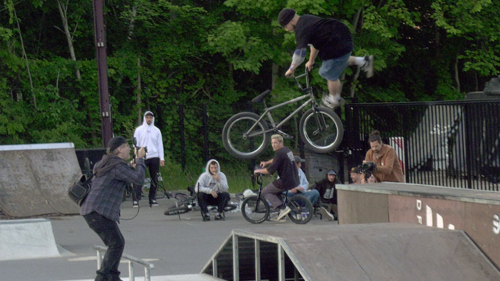 BSD dominiert an der Förde! Hier entlang für die Highlights vom BMX Street Jam auf dem Butcher Jam 2024 im Schlachthof BMX- und Skatepark Flensburg.
