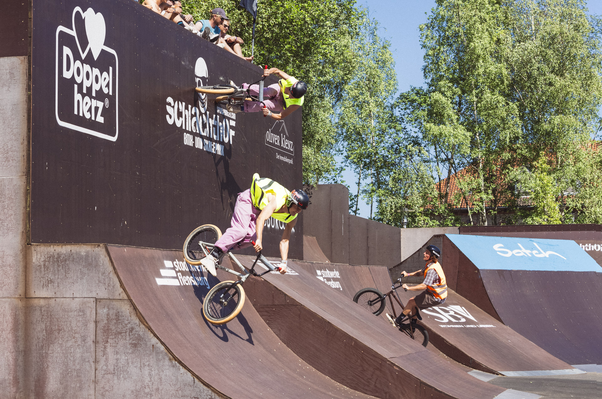 Jan Lemke und Alessaandro Izzo sind in Warnwesten direkt von der Baustelle gekommen. Ihren gesamten Run im Park-Pro-Vorlauf haben sie als im Train absolviert. Äh, wie sagt man nochmal so schön: Arbeit ist die wärmste Jacke!