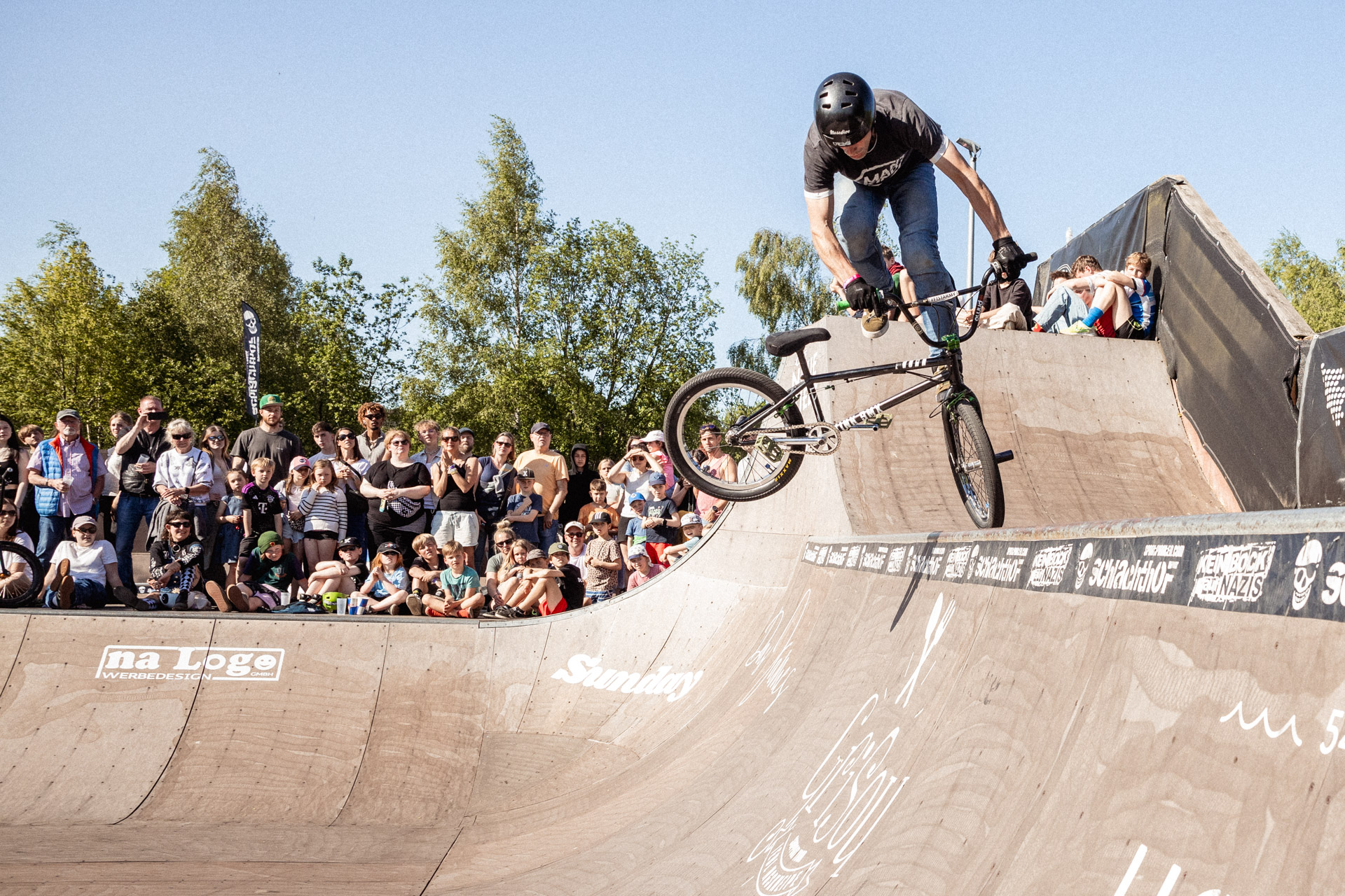 Lars Bürstner dürfte der älteste Starter des gesamten Minirampcontests gewsen sein. Perfekter Nosepick Whip am Ende seines Runs to 3. Platz