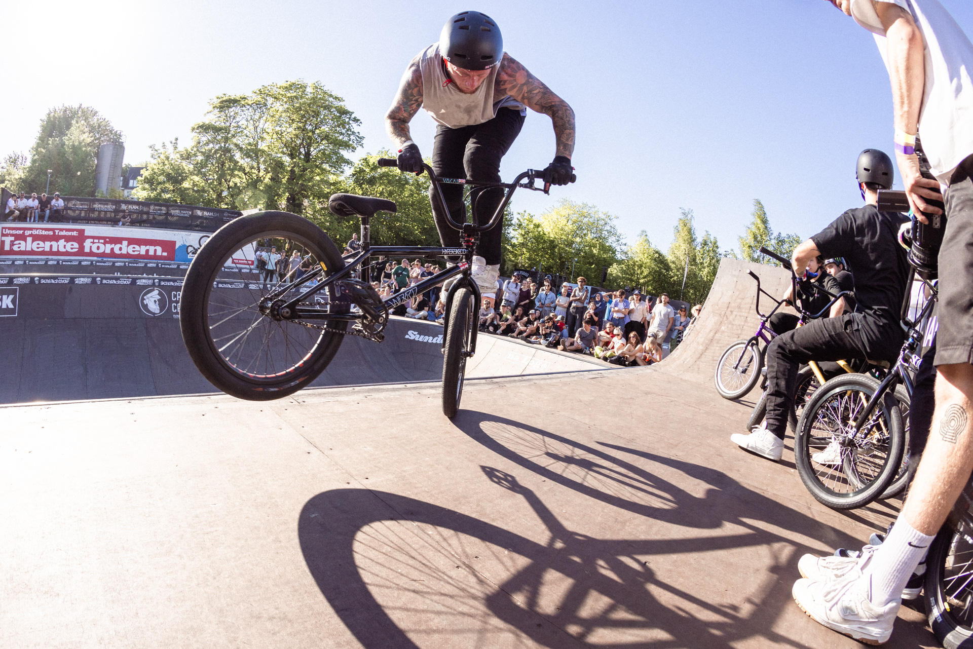 Ash Finlay mit einem Whip to Footjam Whip auf locker