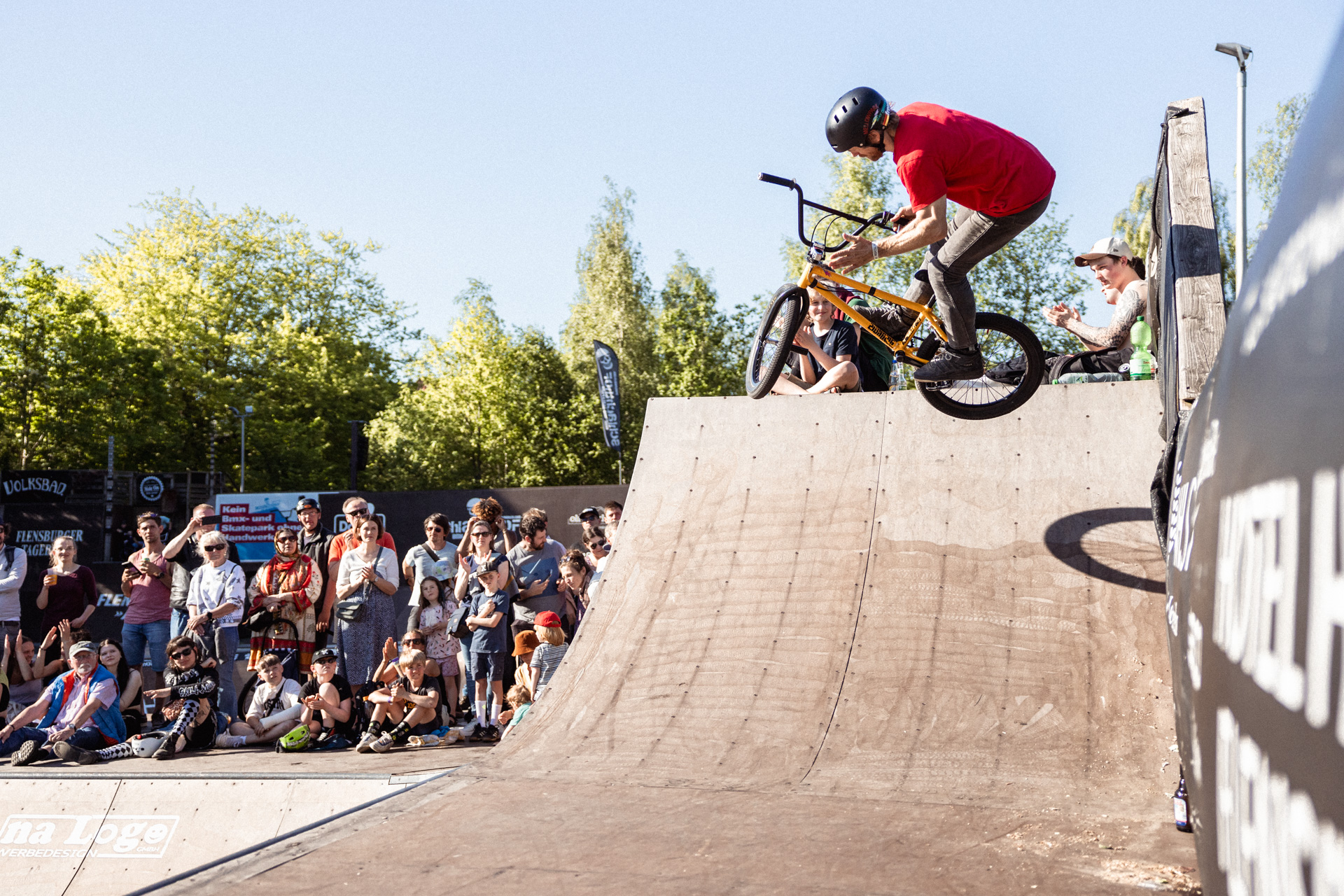 Daniel Traeder auf dem Weg zum Podium von Amateur Minirampe