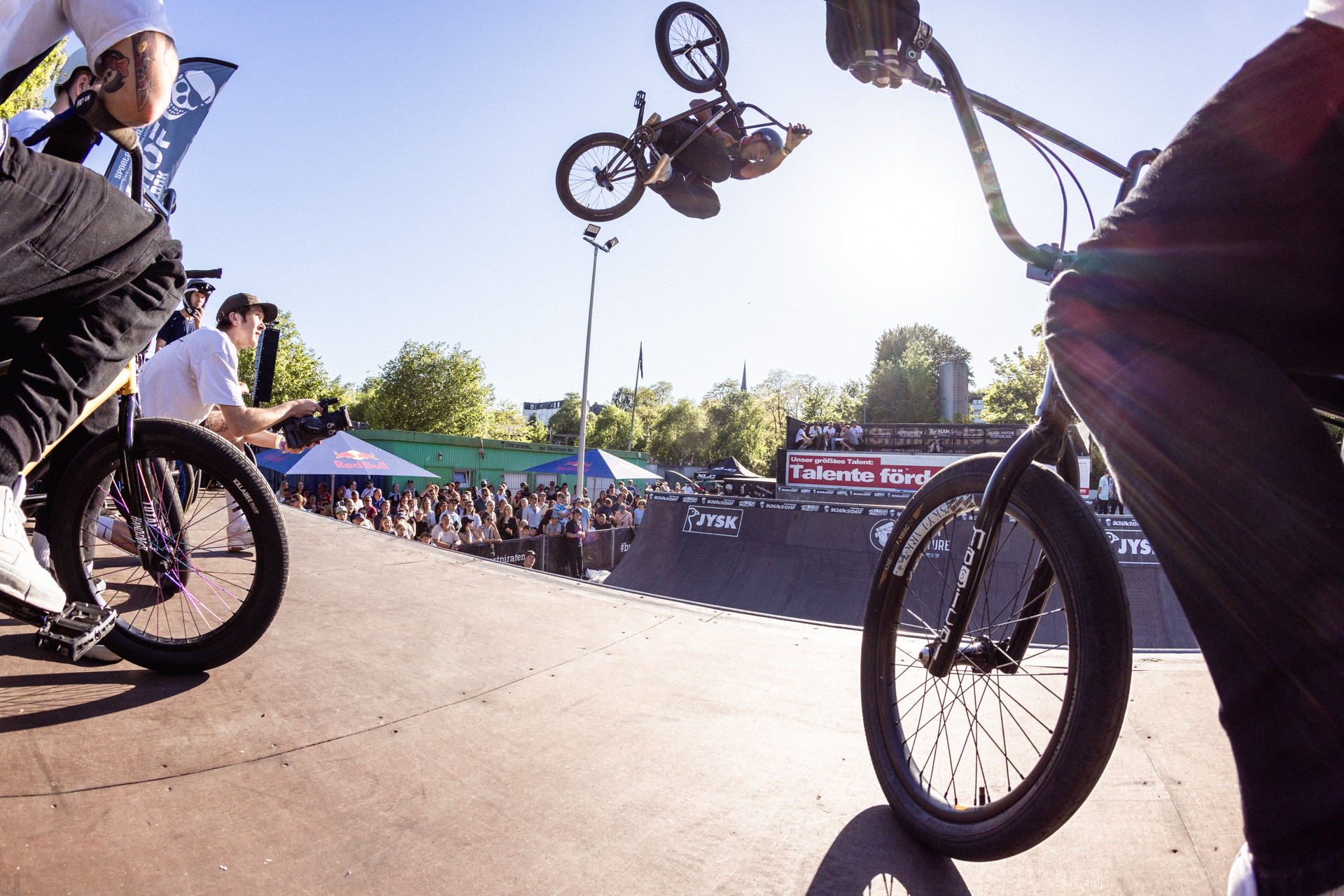 Yup, die Minirampe im Schlachthof lässt sich super airen. Sikharin Supanmart testet mal, wie weit er sich rausschießen lassen kann
