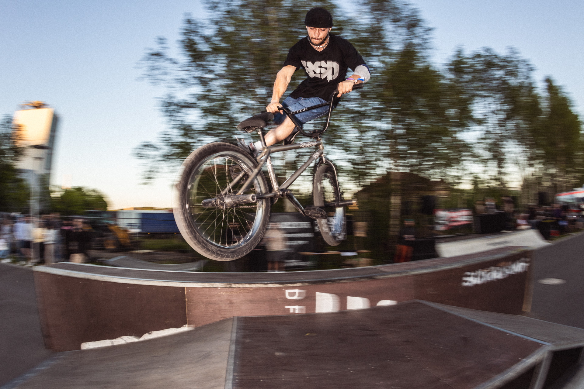 Nico van Loon mit einem dicken 180 Whip to Flat