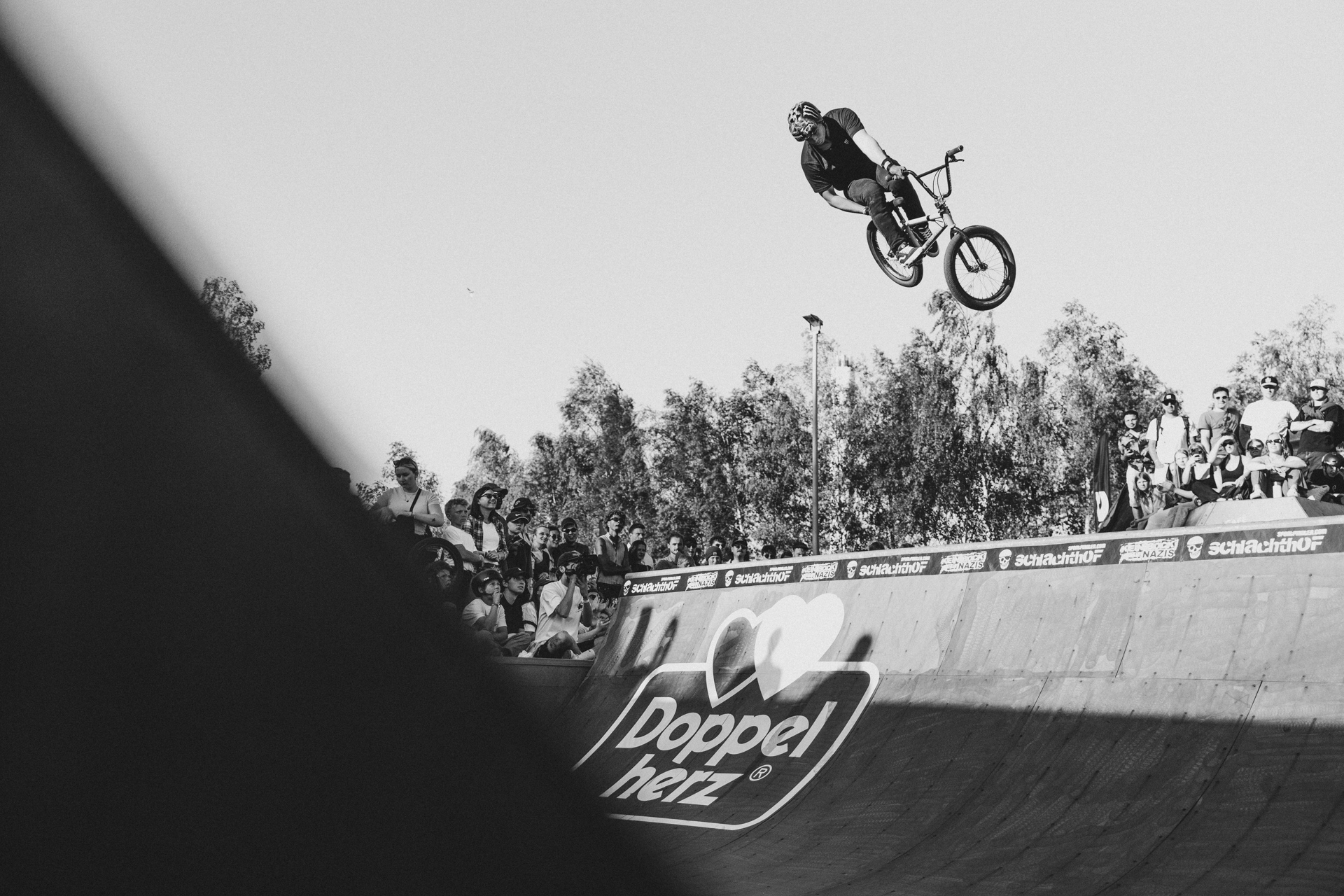 Nice one! Bryce Tryon mit einem 360 Seatgrab hinterm Rücken gegriffen