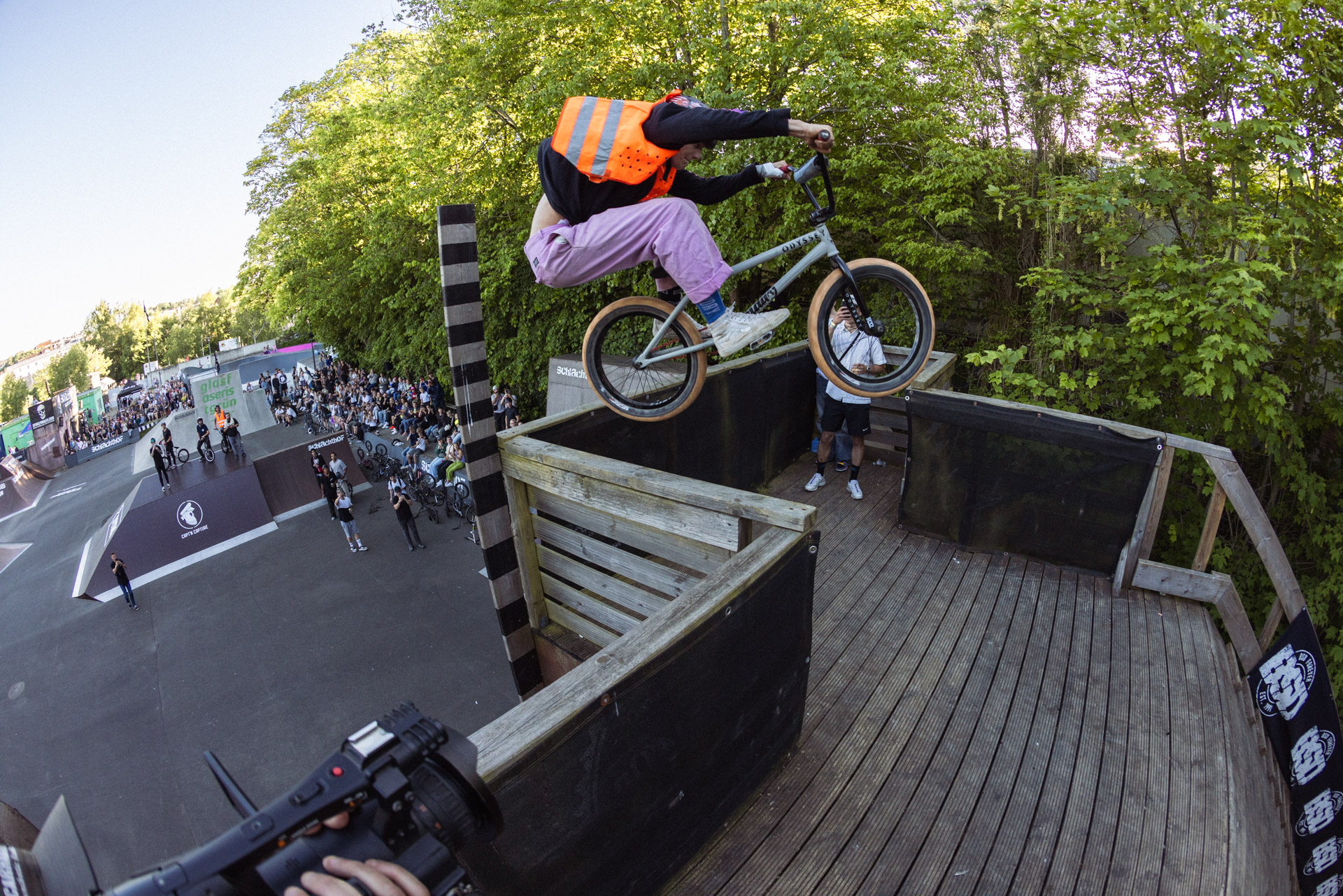 Verdienter 1. Platz in "Best Transfer“: Jan Lemke mit einem riesigen Satz aus dem Skatepark auf die Anfahrt der Dirts