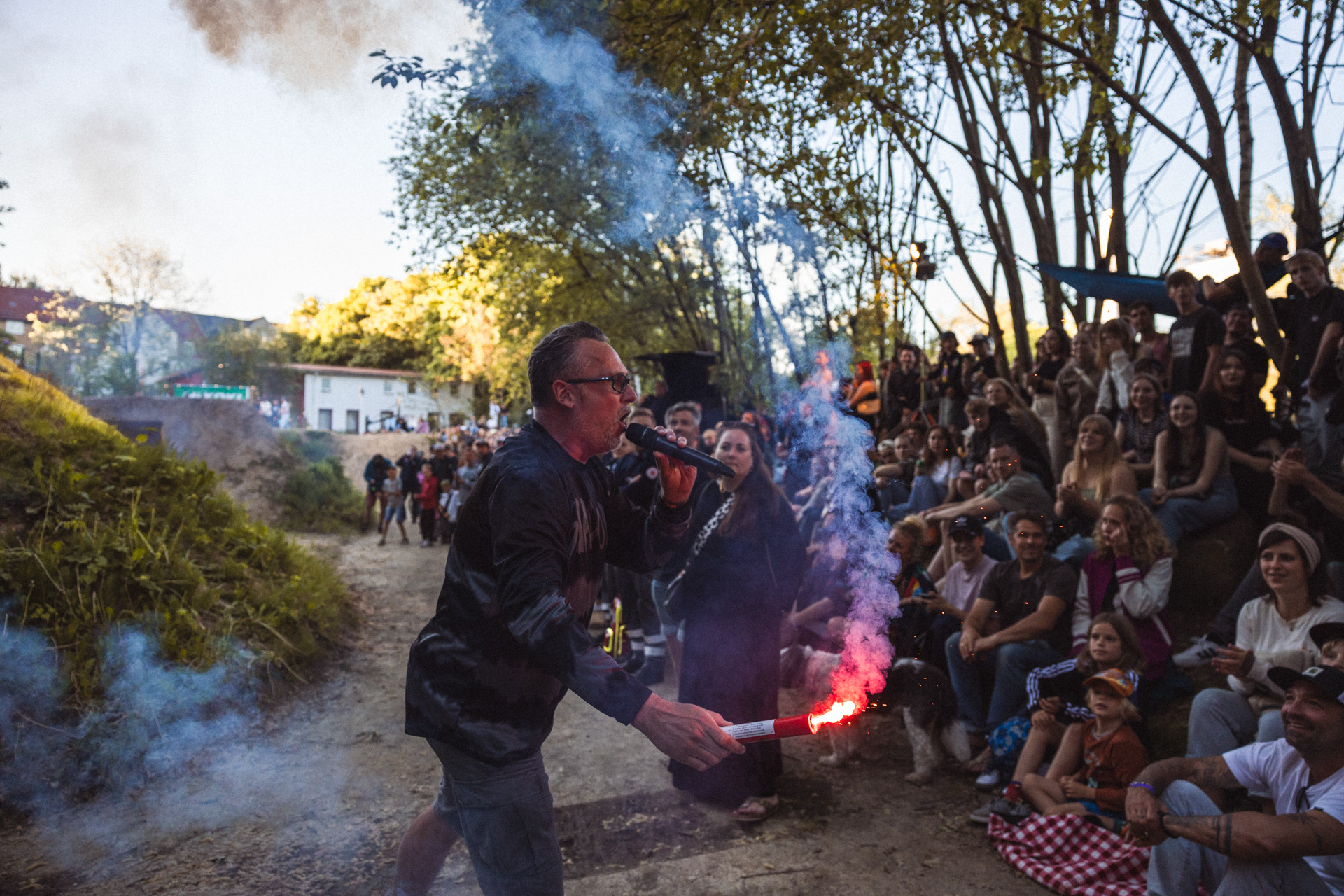 Thorsten Neumann ist Oldscooler und moderiert schon seit über einem Jahrzehnt den Dirtcontest beim Butcher Jam. Auch in diesem Jahr forderte er die Crwod wieder vehement dazu auf, komplett auszurasten. Und wie in jedem Jahr, so ging er auch diesmal wieder mit besten Beispiel voran!