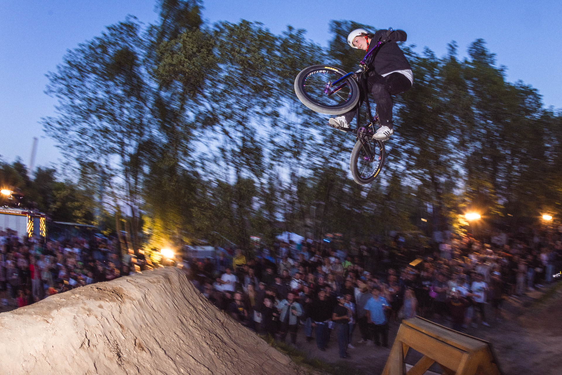 Ceyla Hatimi fuhr als einzige Dame beim Dirtcontest mit und zeigte unter anderem einen mächtigen Dreier über die letzten Hügel