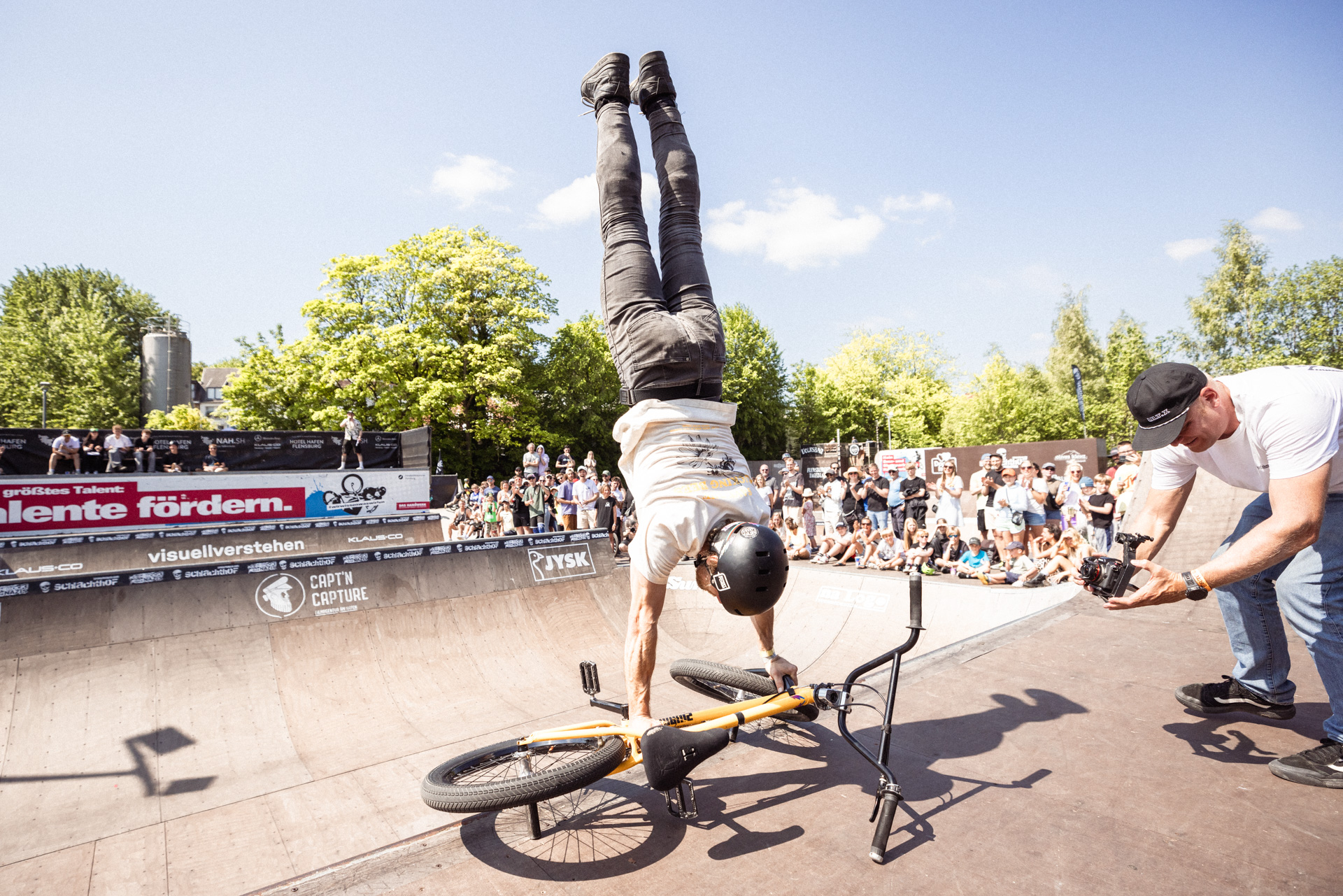 Wenn Calisthenics auf BMX trifft: Daniel Traeder mnit seinem letzten Trick im Minirampfinale der Amateure