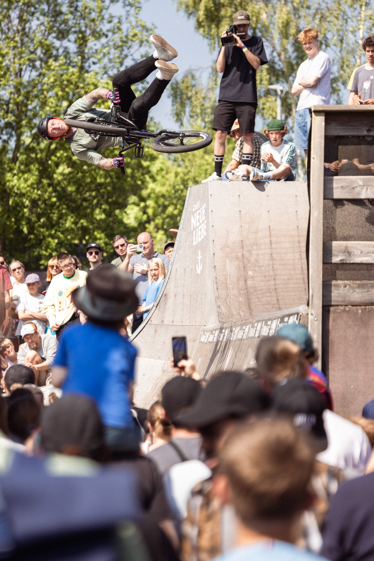 Dieser Flair Whip von Ash Finlay ist noch krasser, wenn man weiß, wann er weniger Stunden vorher ins Bett gegangen ist – und in welchem Zustand