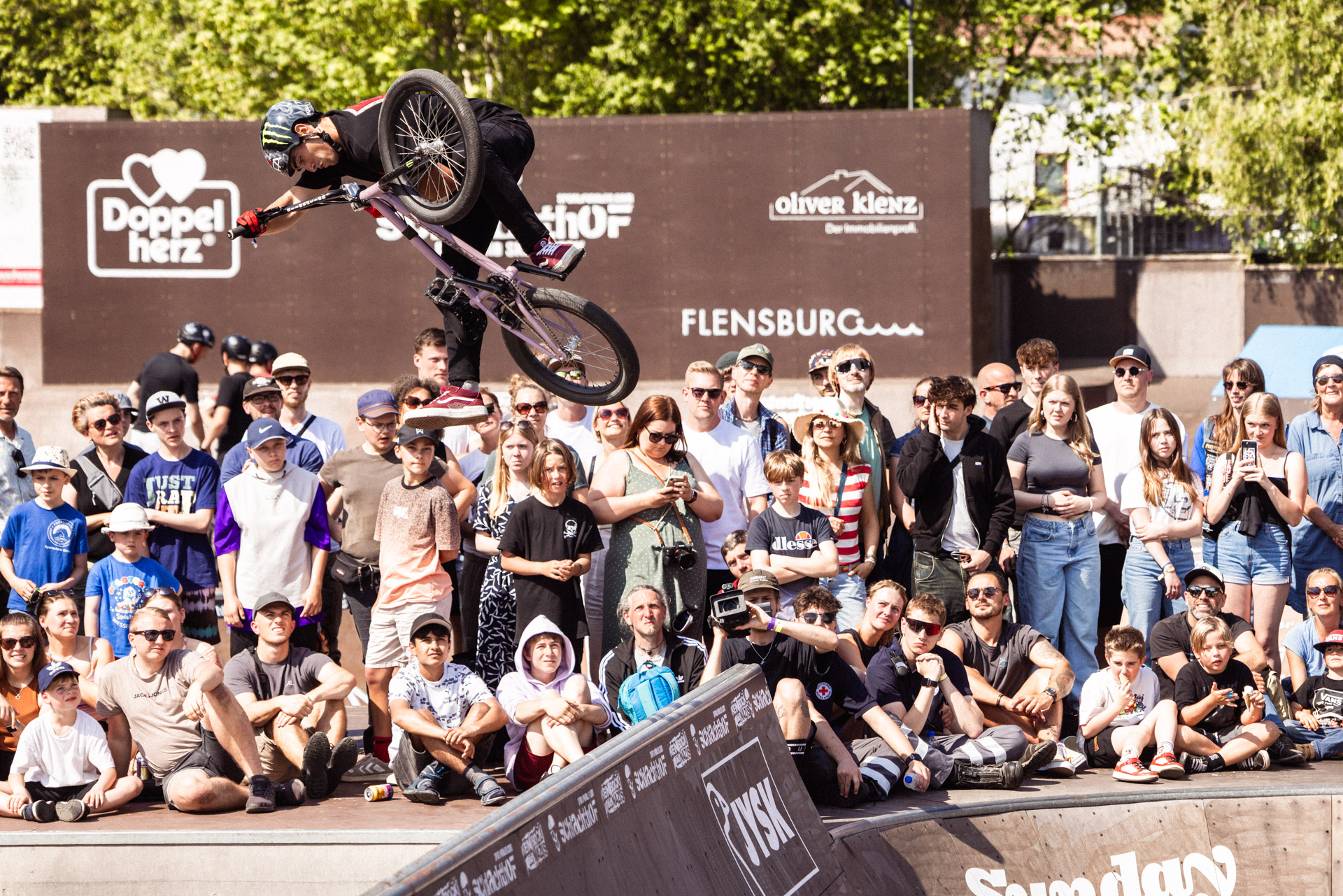 Dasselbe gilt übrigens für Bryce Tryon, der seinen Minirampenlöufe zum Auskatern nutzte. Was man angesichts dieses 360 One Footed Flatty nicht denken würde, oder?