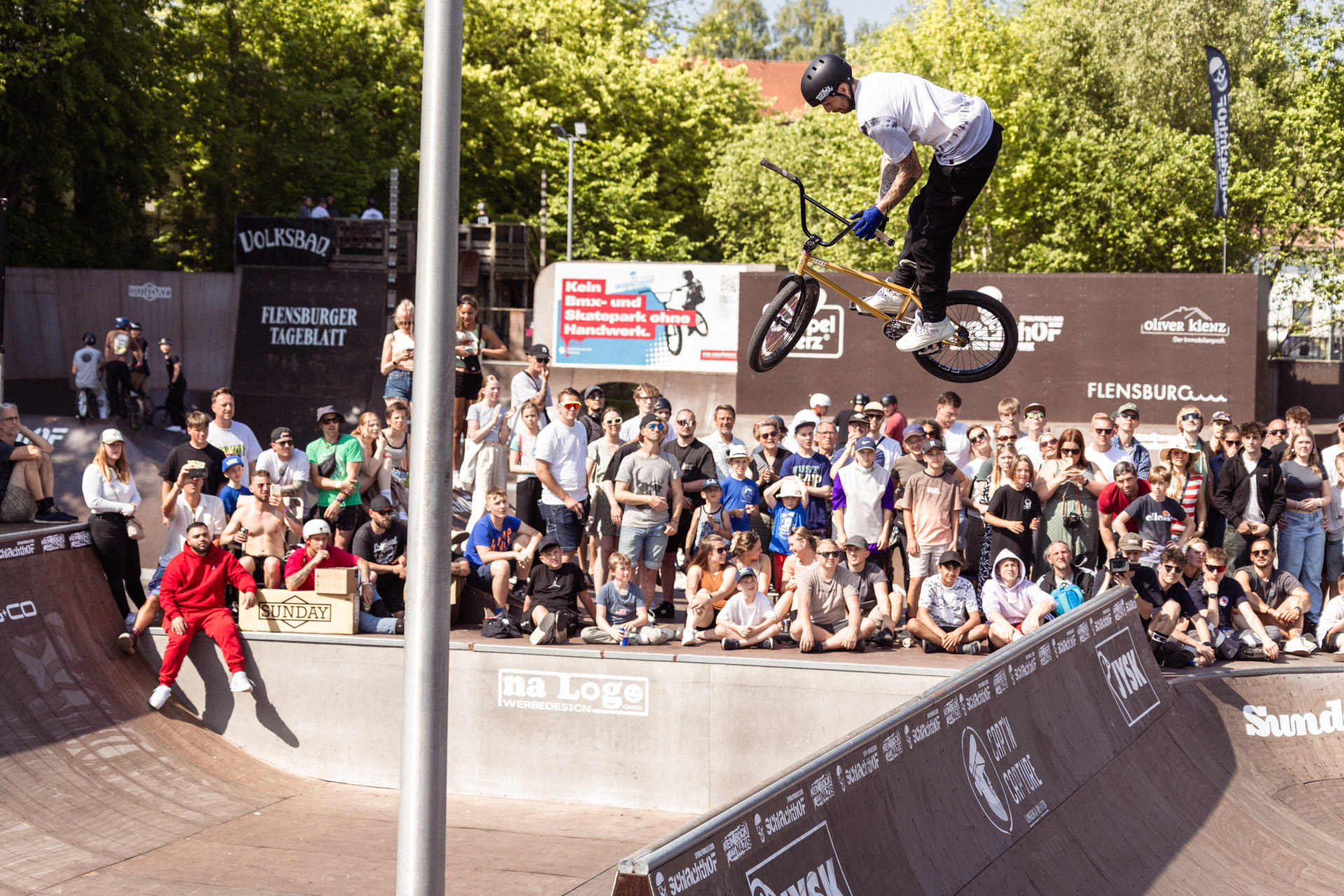 Jack Watts, Double Truck direkt in einen mannshohen Flair Tuck