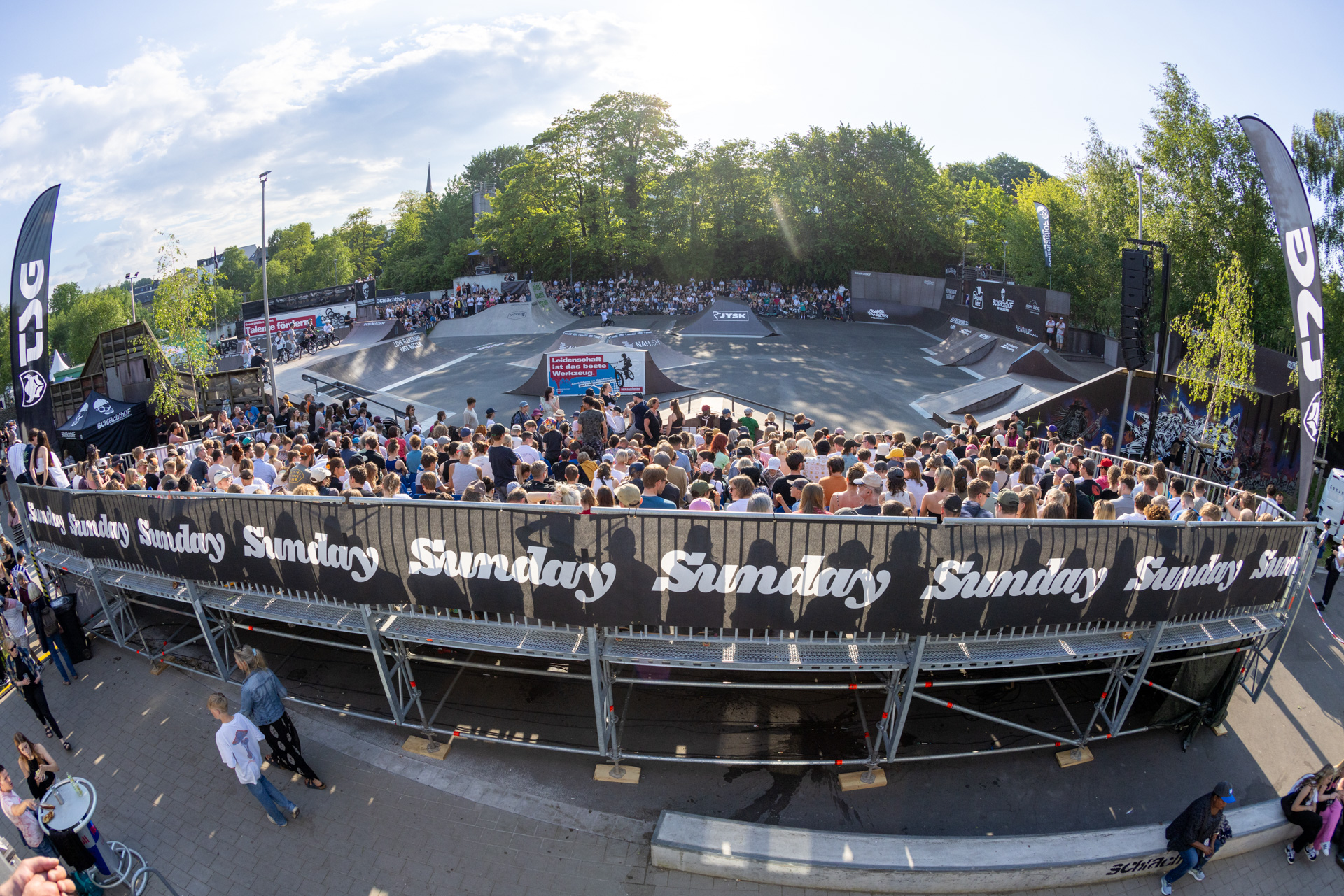 Auch in diesem Jahr gab es während der Finalläufe in Park wieder einen Anschreibattle zwischen der Sonnen- und der Schattentribüne. Knappes Unentschieden, aber ein klarer Sieg für BMX. Danke Flensburg!
