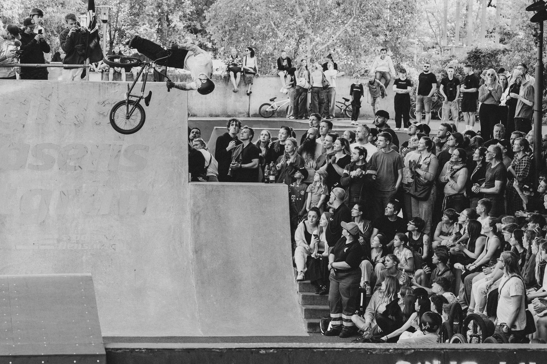 Timo "Der Eisberg" Schulze mit einem Flair Whip im Parkfinale der Pros