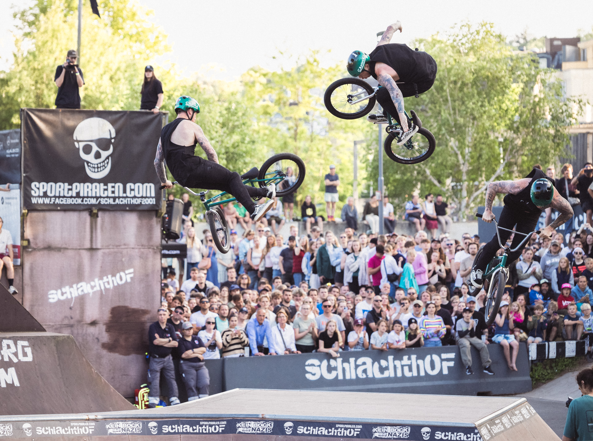 360 Whips to Tuck sind immer krass, egal auf welchem Obstacle. James Jones beherrscht diesen Trick in jeder Lebenslage