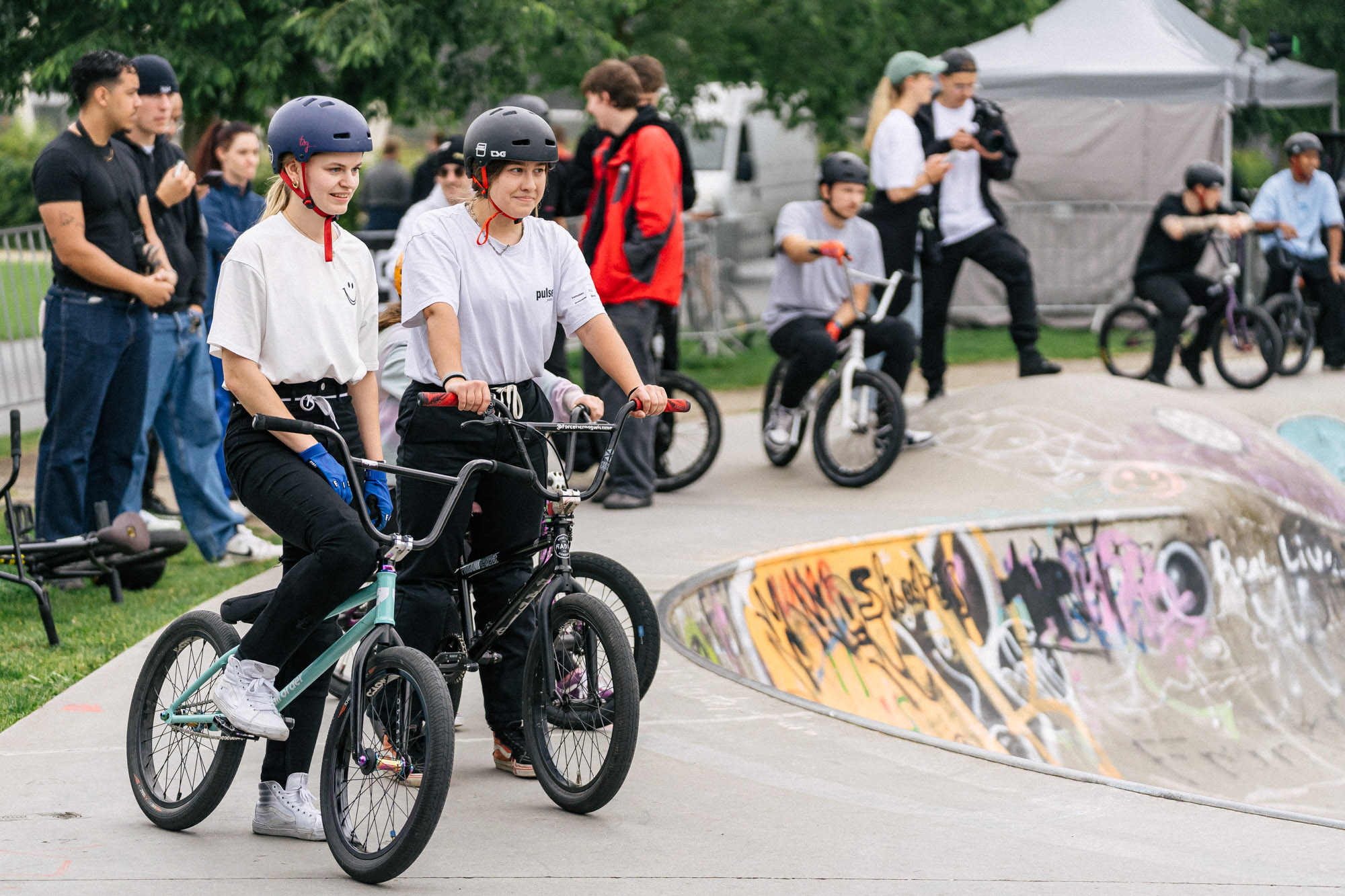 Jana Brendle und Dascha Diatlova waren zwei von fünf Damen, die sich im Bowl um eine Wildcard für den EUROBIKE Skyline BMX Contest vom 05.–07. Juli in Frankfurt battelten