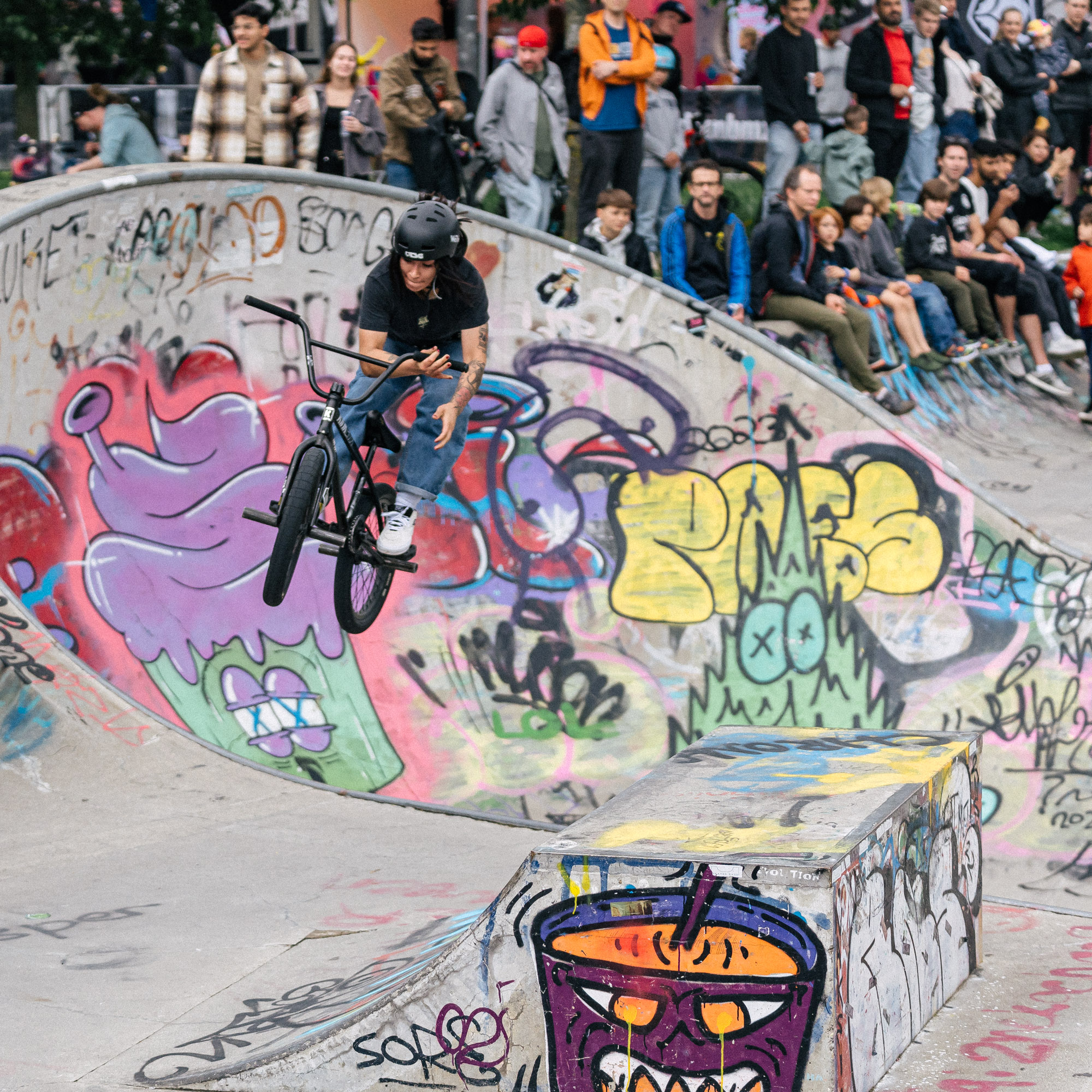 Anahi Molina meldete sich in allerletzter Sekunde für den Bowlcontest an und musste sich sogar noch schnell einen Helm leihen, damit sie starten konnte