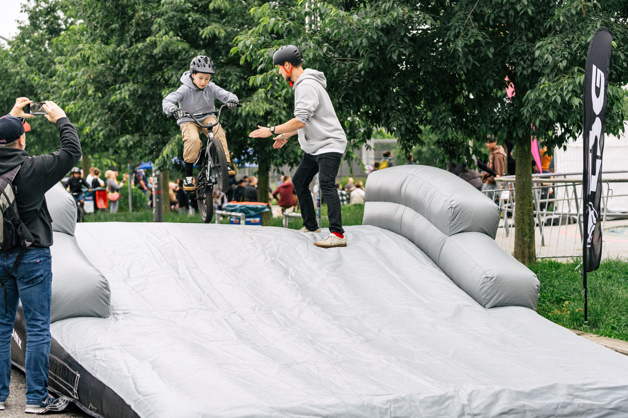 Räder und Schutzausrüstung wurden kostenlos von SIBMX gestellt und sogar ein kleines Airbag wurde für die ersten Sprungversuche des Nachwuchs aufgebaut