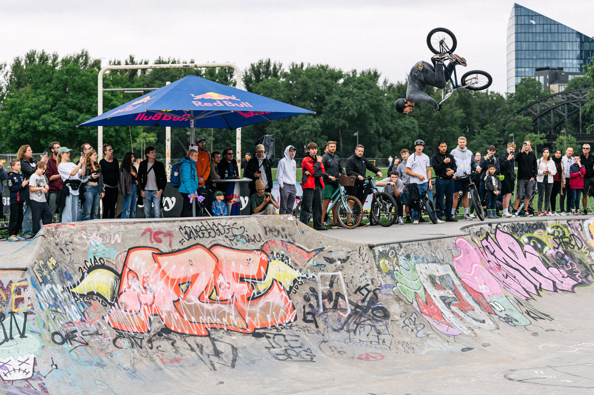 Und als hätte er keine Sekunde ausgesetzt, transferierte Tobias gleich mal per Flair über die komplette Hip in die Bank. Willkommen zurück!
