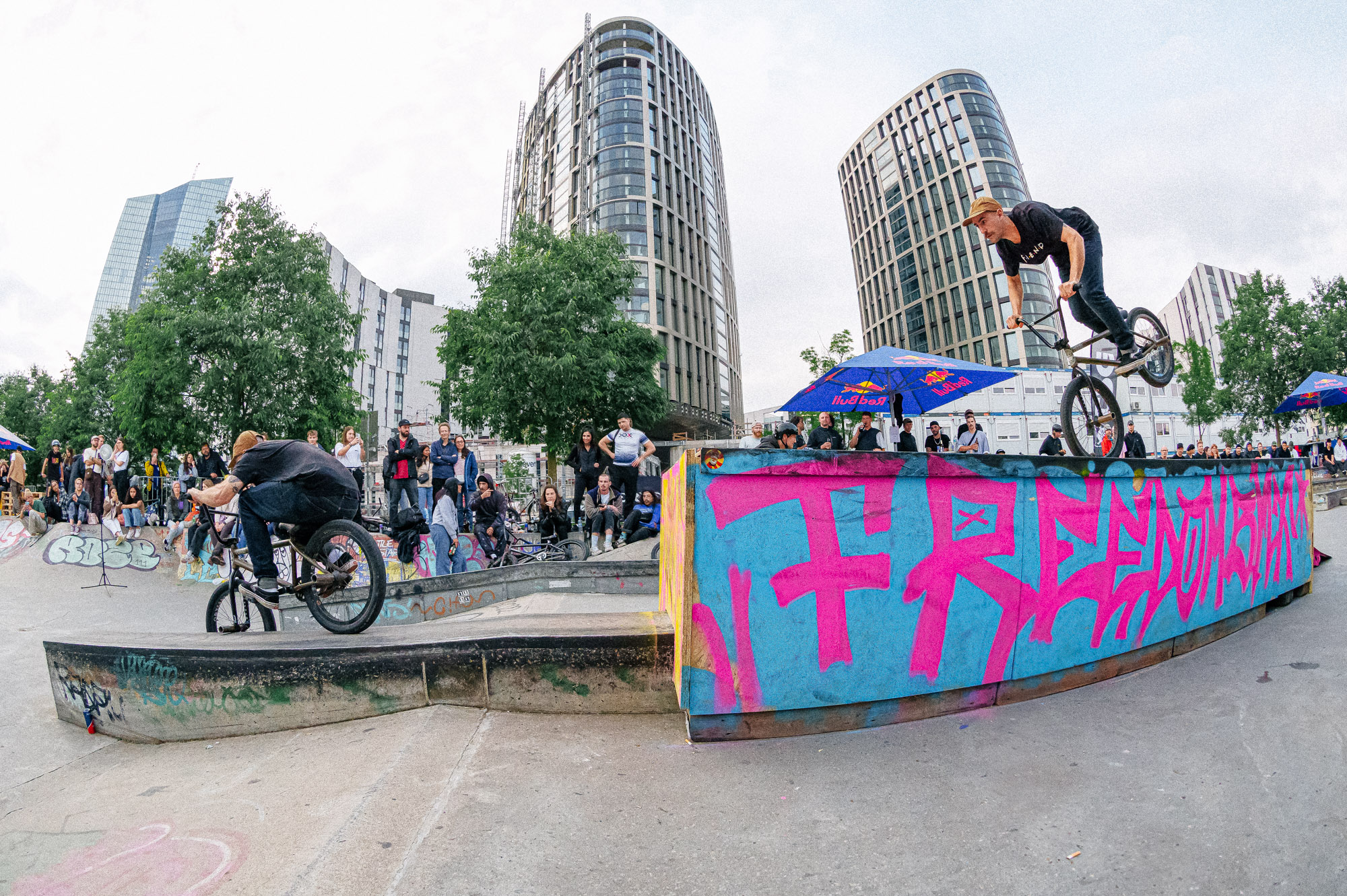 Die Ledge war oben so bumpy, das es eigentlich ein Ding der Unmöglichkeit war, sie zu nozzern. Fabian Bader hat es einfach trotzdem gemacht und als Zugabe noch einen Smith drangehängt