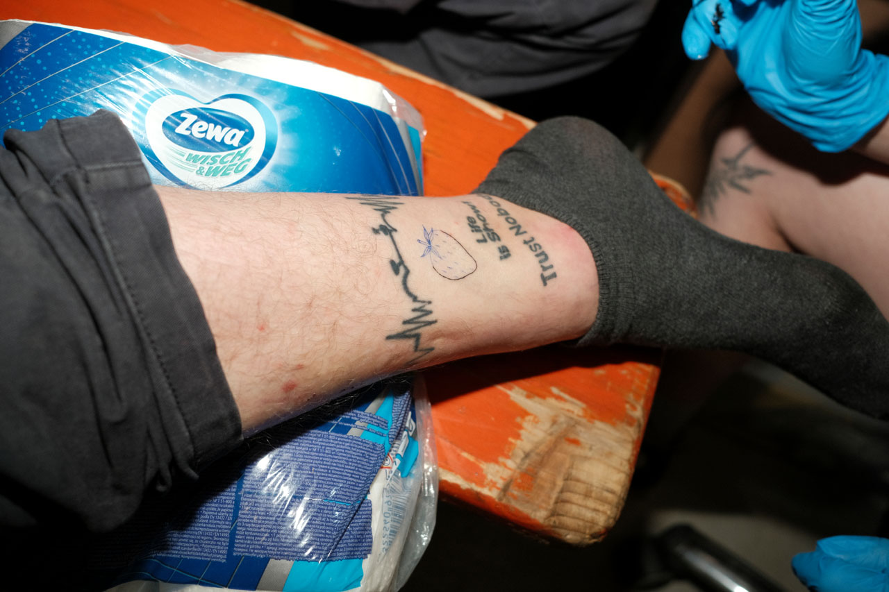 Alle Teilnehmenden des Strawberry Jams 2024 konnten sich kostenlos eine Erdbeere stechen lassen