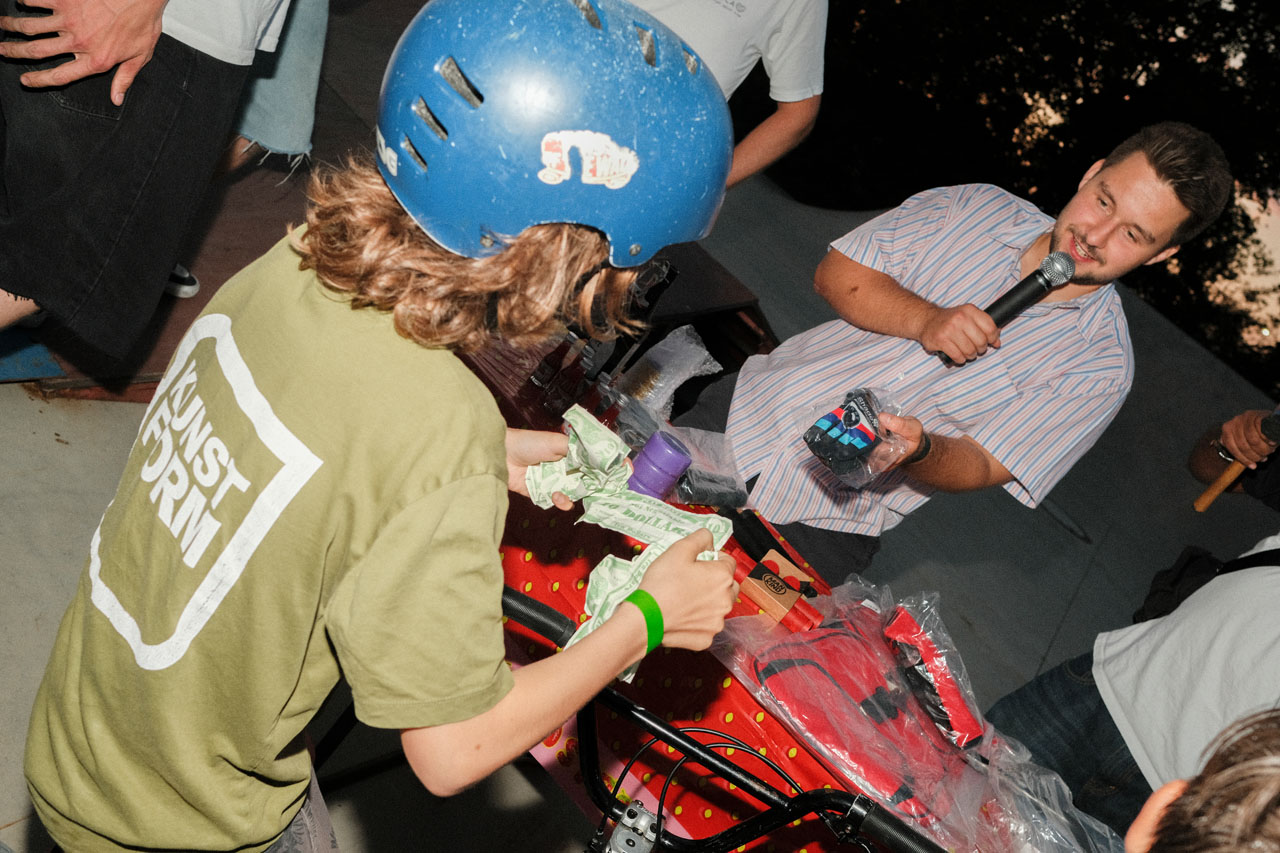 Wirklich sehr lustig das Ganze und deutlich unterhaltsamer als herkömmliche Siegerehrungen!