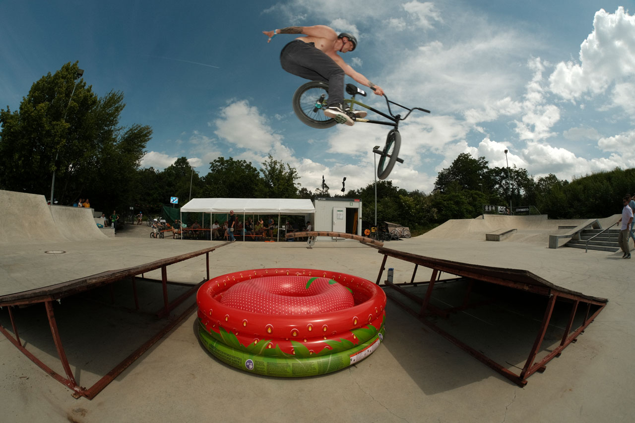 Flo Ehrl tanzt sich schonmal für die Party warm