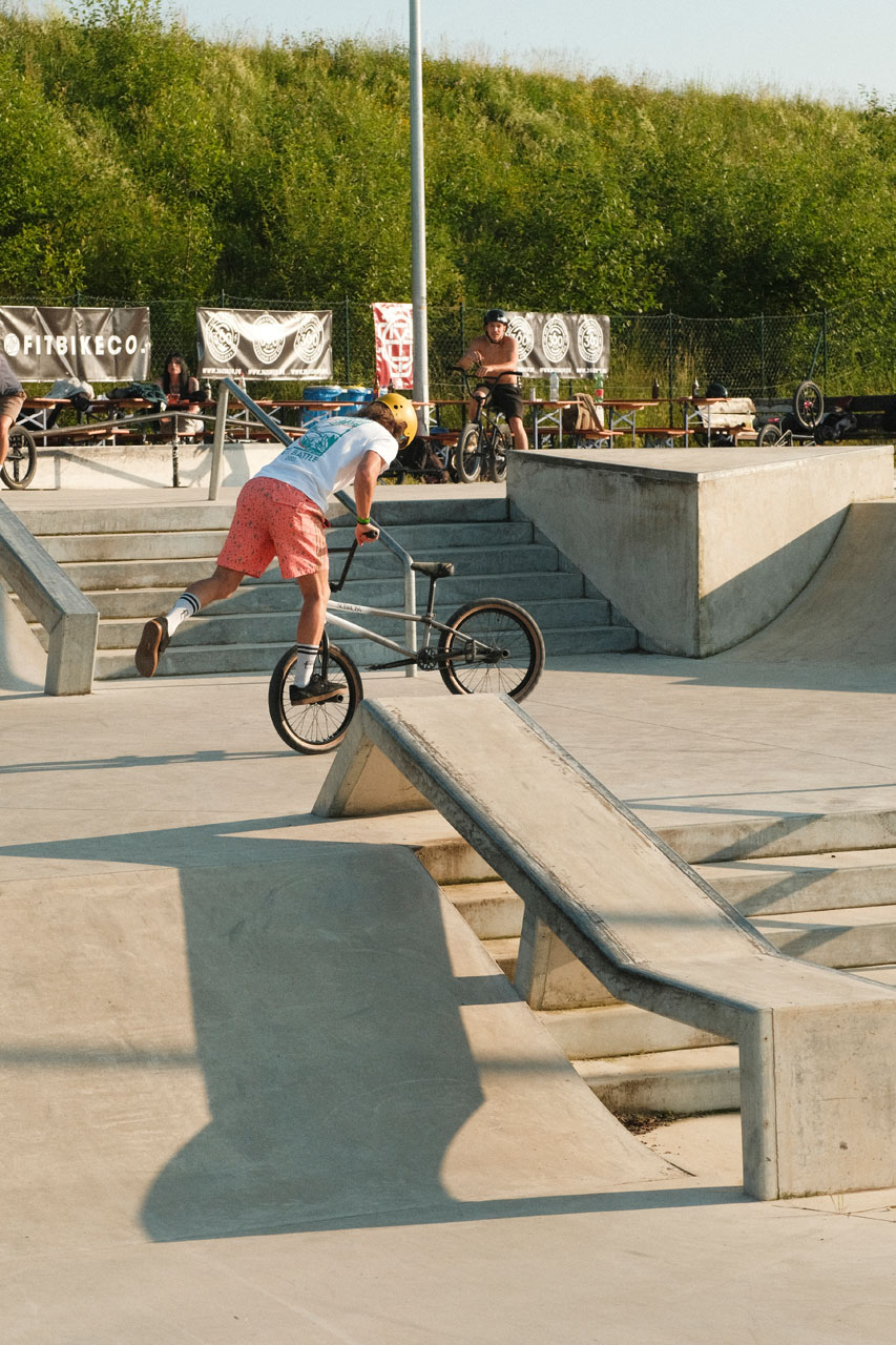 Sebastian Pospischil mit dem Move des Tages: Hang 5 to Whiplash um das Ledge-Rail-Obstacle rum