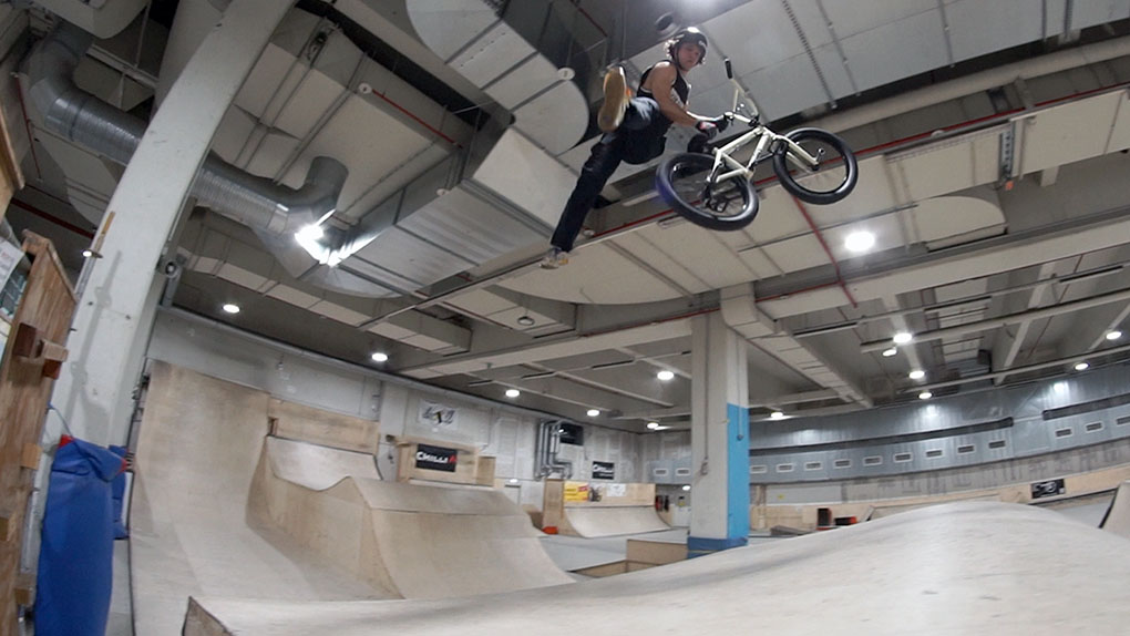 Als Ergänzung zu dem großartigen PARKPILOTEN-Video von Arne Knattert, haben wir hier noch einige Guest Clips und Leftovers aus der P5 Skatehalle in Bremen.