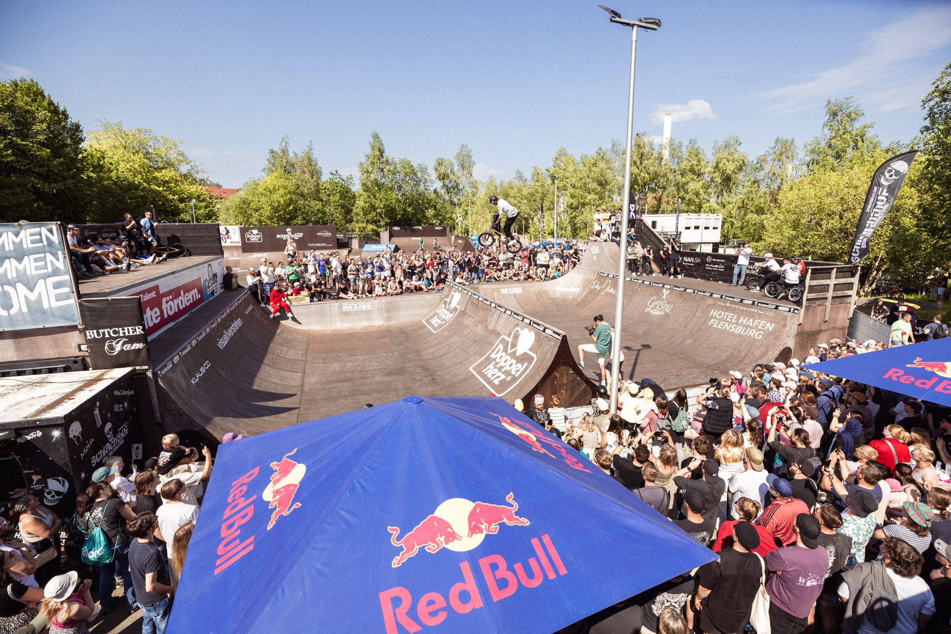 Auch in diesem Jahr war der Butcher Jam eine große Party! Hier entlang für einen Schwung affenstarker Fotos aus dem Schlachthof BMX- & Skatepark Flensburg.