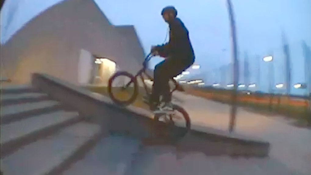 In dieser neuen Folge unserer "Young Gun"-Reihe geht es mit 15-jährigen Elia Harenberg hinaus auf die Straßen Münchens. Check it out!