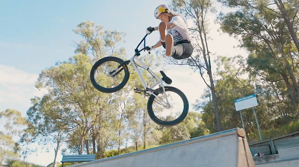 Glückwünsche gehen raus an Lara Lessmann! Die ist neu auf Volume Bikes X Demolition Parts und hat zum Einstand einen super Welcome-Edit Down Under gefilmt.