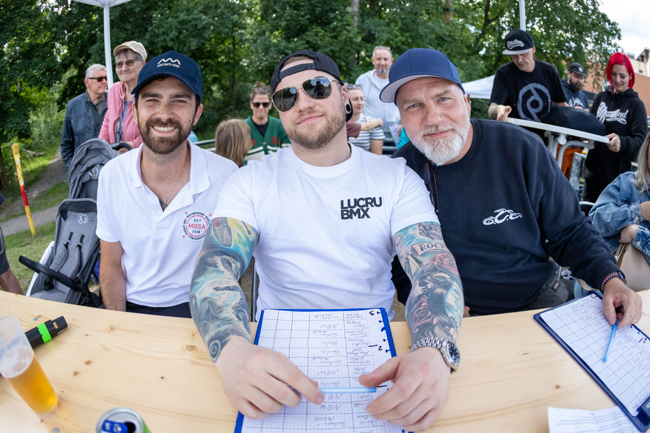 Karl Naja (links) war extra aus Malta angereist, um den Livestream zu moderieren. Daneben die beiden Judges Dominic Singer und the legend himself, Steini!